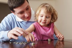 Padre che forma la figlia alle finanze fotografia stock Padre che forma la figlia alle finanze fotografia stock