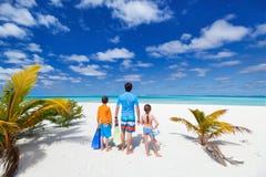 Padre con i bambini alla spiaggia immagini stock Padre con i bambini alla spiaggia immagini stock