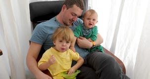 Padre con i bambini a casa Padre con i bambini a casa