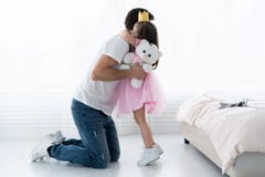 Padre Congratulates Daughter con giorno l'8 marzo felice Derivato e padre Smile Big Bear per la bella figlia fotografie stock Padre Congratulates Daughter con giorno l'8 marzo felice Derivato e padre Smile Big Bear per la bella figlia fotografie stock