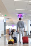 Padre e hijo en el aeropuerto Padre e hijo en el aeropuerto