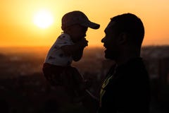 Padre Holding Up il suo bambino fotografia stock Padre Holding Up il suo bambino fotografia stock