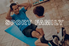Padre And Son Are que hace un gimnasio familia del deporte imagenes de archivo Padre And Son Are que hace un gimnasio familia del deporte imagenes de archivo