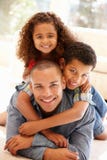 Padre y niños en casa foto de archivo libre de regalías Padre y niños en casa foto de archivo libre de regalías