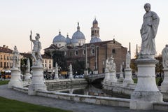 Padua Cityscapebild av Padua, Italien med den Prato dellaValle fyrkanten under solnedg?ng royaltyfria foton Padua Cityscapebild av Padua, Italien med den Prato dellaValle fyrkanten under solnedg?ng royaltyfria foton