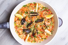 Paella com camarões e mexilhões fotografia de stock Paella com camarões e mexilhões fotografia de stock