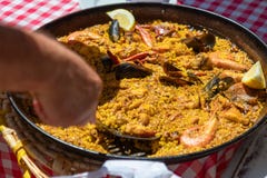 Paella typique de fruits de mer dans la casserole de friture traditionnelle Ibiza, Espagne images stock Paella typique de fruits de mer dans la casserole de friture traditionnelle Ibiza, Espagne images stock