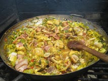 Paella - τρόφιμα και οικογένεια στοκ φωτογραφία με δικαίωμα ελεύθερης χρήσης Paella - τρόφιμα και οικογένεια στοκ φωτογραφία με δικαίωμα ελεύθερης χρήσης