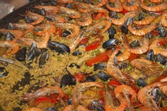 Paella продуктов моря в большой сковороде. стоковые фотографии rf Paella продуктов моря в большой сковороде. стоковые фотографии rf