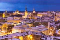 Paesaggio aereo di notte di inverno di Tallinn, Estonia fotografie stock Paesaggio aereo di notte di inverno di Tallinn, Estonia fotografie stock