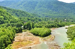 Paesaggio del fiume veloce Malaya Laba immagini stock Paesaggio del fiume veloce Malaya Laba immagini stock