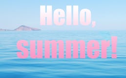 Paesaggio del mare e segnare estate con lettere di ciao Rosa e collage blu immagine stock Paesaggio del mare e segnare estate con lettere di ciao Rosa e collage blu immagine stock
