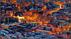 Paesaggio della lava di notte della città medievale Brasov, la Transilvania in Romania con la vista del quadrato del Consiglio, d Fotografie Stock Paesaggio della lava di notte della città medievale Brasov, la Transilvania in Romania con la vista del quadrato del Consiglio, d Fotografie Stock