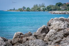 Paesaggio della linea costiera a Montego Bay Giamaica con atterraggio di aerei di American Airlines nel fondo immagine stock libera da diritti Paesaggio della linea costiera a Montego Bay Giamaica con atterraggio di aerei di American Airlines nel fondo immagine stock libera da diritti