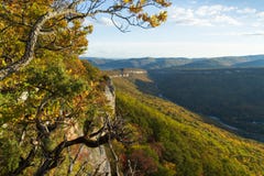 Paesaggio della montagna nel giorno soleggiato uguagliante fotografia stock libera da diritti Paesaggio della montagna nel giorno soleggiato uguagliante fotografia stock libera da diritti