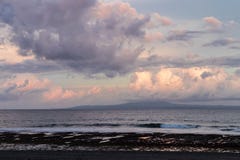 Paesaggio della spiaggia tropicale dell'isola di paradiso, colpo di tramonto Isola magica Bali, Indonesia fotografia stock libera da diritti Paesaggio della spiaggia tropicale dell'isola di paradiso, colpo di tramonto Isola magica Bali, Indonesia fotografia stock libera da diritti