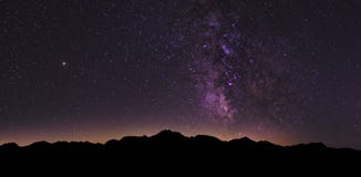 Paesaggio della Via Lattea nelle alpi svizzere fotografia stock libera da diritti Paesaggio della Via Lattea nelle alpi svizzere fotografia stock libera da diritti