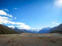 Paesaggio delle montagne il giorno nuvoloso immagine stock libera da diritti Paesaggio delle montagne il giorno nuvoloso immagine stock libera da diritti