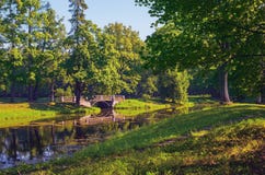 Paesaggio di estate in Alexander Park Tsarskoye Selo, Pushkin, Russia fotografie stock libere da diritti Paesaggio di estate in Alexander Park Tsarskoye Selo, Pushkin, Russia fotografie stock libere da diritti