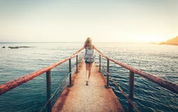 Paesaggio di estate con la giovane donna con lo zaino fotografia stock libera da diritti Paesaggio di estate con la giovane donna con lo zaino fotografia stock libera da diritti