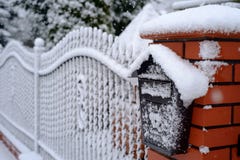 Paesaggio di inverno con la scatola di lettera della neve del recinto fotografia stock libera da diritti Paesaggio di inverno con la scatola di lettera della neve del recinto fotografia stock libera da diritti