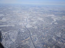 Paesaggio di inverno nella retroterra russa con una veduta panoramica fotografia stock Paesaggio di inverno nella retroterra russa con una veduta panoramica fotografia stock