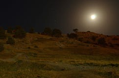 Paesaggio di notte nelle montagne contro il contesto di un cielo stellato immagini stock libere da diritti Paesaggio di notte nelle montagne contro il contesto di un cielo stellato immagini stock libere da diritti