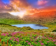 Paesaggio di tramonto di fantasia con la montagna ed il lago Fotografia Stock Libera da Diritti Paesaggio di tramonto di fantasia con la montagna ed il lago Fotografia Stock Libera da Diritti