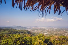 Paesaggio di vista dell'angolo alto bello della baia di Ao Chalong e del mare della città nella provincia di Phuket, Tailandia immagine stock Paesaggio di vista dell'angolo alto bello della baia di Ao Chalong e del mare della città nella provincia di Phuket, Tailandia immagine stock