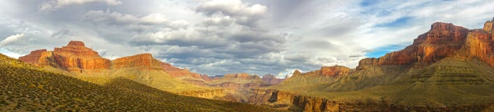 Paesaggio panoramico di Grand Canyon Arizona e cielo tempestoso drammatico Immagine Stock Libera da Diritti Paesaggio panoramico di Grand Canyon Arizona e cielo tempestoso drammatico Immagine Stock Libera da Diritti