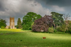 Paesaggio rurale con la chiesa del XII secolo della trinità santa in Wickwar fotografia stock libera da diritti Paesaggio rurale con la chiesa del XII secolo della trinità santa in Wickwar fotografia stock libera da diritti