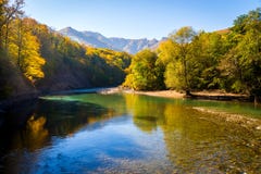 Paesaggio scenico con il bello fiume della montagna Autunno in mounta fotografia stock Paesaggio scenico con il bello fiume della montagna Autunno in mounta fotografia stock