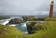 Paesaggio scozzese della linea costiera con il faro Estremità di Lewis Sco Immagini Stock Libere da Diritti Paesaggio scozzese della linea costiera con il faro Estremità di Lewis Sco Immagini Stock Libere da Diritti