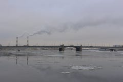 Paesaggio urbano con ghiaccio che galleggia sul fiume fotografie stock libere da diritti Paesaggio urbano con ghiaccio che galleggia sul fiume fotografie stock libere da diritti