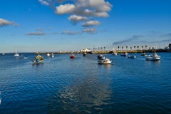Paesaggio urbano della spiaggia della città di Cascais nel giorno di estate Comune di Cascais, Portogallo fotografia stock libera da diritti Paesaggio urbano della spiaggia della città di Cascais nel giorno di estate Comune di Cascais, Portogallo fotografia stock libera da diritti