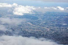 Paesaggio urbano di Bangkok e vista del fiume nell'angolo alto e parzialmente nuvoloso Fotografia Stock Paesaggio urbano di Bangkok e vista del fiume nell'angolo alto e parzialmente nuvoloso Fotografia Stock