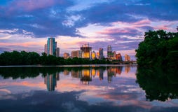 Paesaggio urbano di Lou Neff Point Austin Texas di riflessioni del lago town fotografie stock Paesaggio urbano di Lou Neff Point Austin Texas di riflessioni del lago town fotografie stock