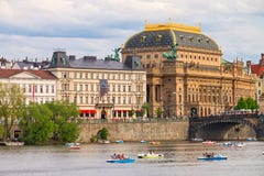 Paesaggio urbano di Praga di estate con la bella costruzione del teatro nazionale fotografia stock Paesaggio urbano di Praga di estate con la bella costruzione del teatro nazionale fotografia stock