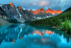 Paesaggio variopinto di alba del lago moraine immagine stock libera da diritti Paesaggio variopinto di alba del lago moraine immagine stock libera da diritti