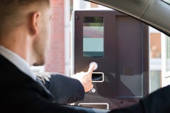 Paga de Person Using Parking Machine To para parquear fotografía de archivo Paga de Person Using Parking Machine To para parquear fotografía de archivo