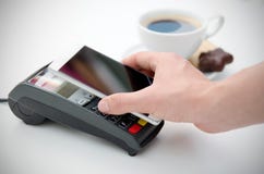 Pagamento mobile in caffè con lo Smart Phone Immagine Stock Libera da Diritti Pagamento mobile in caffè con lo Smart Phone Immagine Stock Libera da Diritti