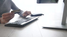 Pagando con un online di carta di credito, comperando Mani maschii con la carta di credito durante l'acquisto attraverso Internet video d archivio Pagando con un online di carta di credito, comperando Mani maschii con la carta di credito durante l'acquisto attraverso Internet video d archivio