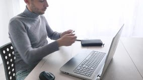 Pagando con un online di carta di credito, comperando Mani maschii con la carta di credito durante l'acquisto attraverso Internet stock footage Pagando con un online di carta di credito, comperando Mani maschii con la carta di credito durante l'acquisto attraverso Internet stock footage