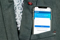 Page d'accueil de Linkedin sur le plan rapproché d'écran de l'iPhone X d'Apple dans la poche de veste Icône de Linkedin APP Linke images stock Page d'accueil de Linkedin sur le plan rapproché d'écran de l'iPhone X d'Apple dans la poche de veste Icône de Linkedin APP Linke images stock