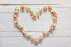 Pagina i fiori in forma di cuore delle rose su fondo di legno bianco w fotografie stock Pagina i fiori in forma di cuore delle rose su fondo di legno bianco w fotografie stock