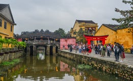 Pagoda Chua Cau del ponte di visita dei turisti fotografia stock libera da diritti Pagoda Chua Cau del ponte di visita dei turisti fotografia stock libera da diritti