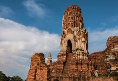 Pagode und Buddha-Status bei Wat Yai Chaimongkol lizenzfreie stockfotografie Pagode und Buddha-Status bei Wat Yai Chaimongkol lizenzfreie stockfotografie