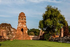 Pagode und Buddha-Status bei Wat Yai Chaimongkol stockfoto Pagode und Buddha-Status bei Wat Yai Chaimongkol stockfoto