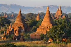 Pagoder och tempel i Bagan royaltyfri foto Pagoder och tempel i Bagan royaltyfri foto