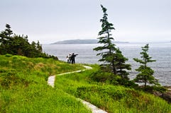 Pai e crianças na costa atlântica em Newfoundl foto de stock Pai e crianças na costa atlântica em Newfoundl foto de stock